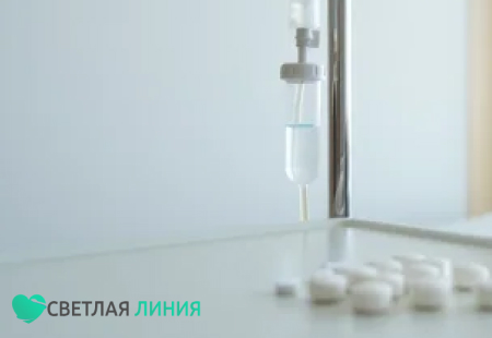 Медицинская капельница и таблетки